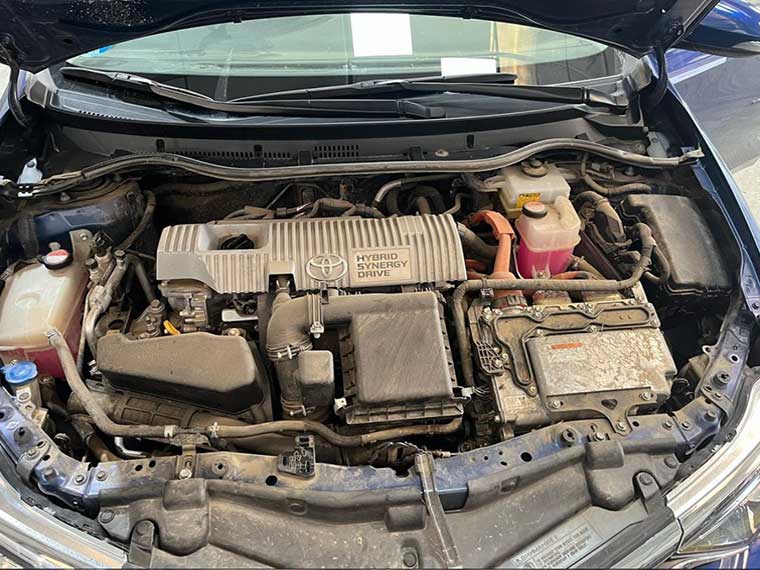 motor antes de limpiarlo en CaliWashCar